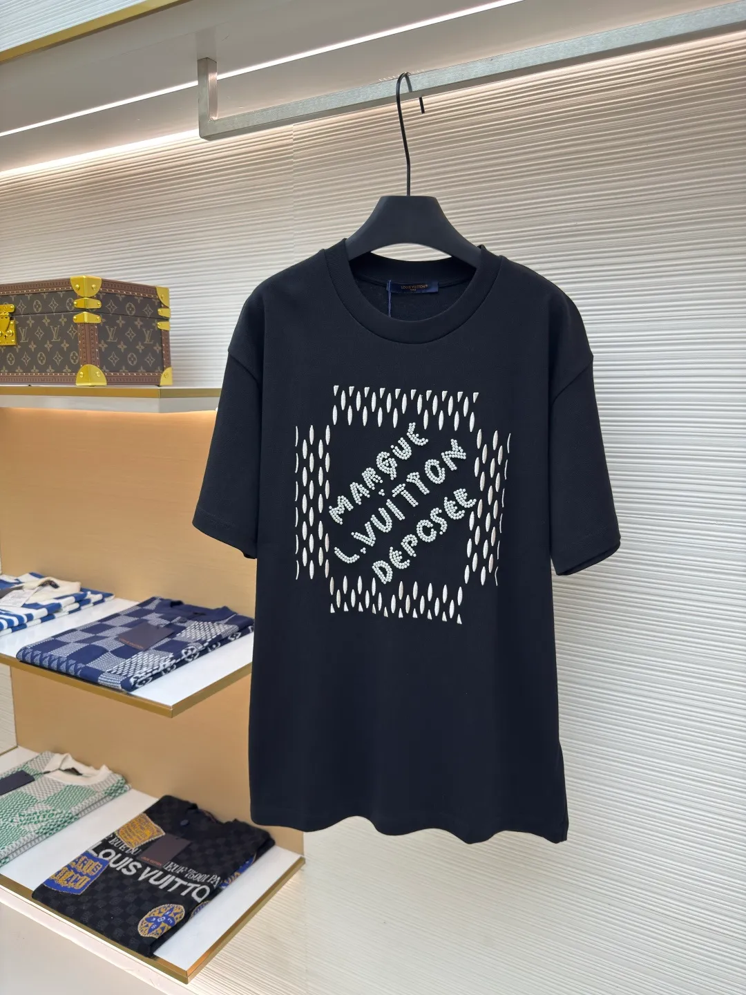 LOUIS VUITTON embroidered beaded letter T-shirt ●Authentic product: 13000 purchased and developed ●Item number: 1680220-A85 ●Fabric: combed cotton fabric ●Technology: embroidery production ●Version: fitted version ●Weight: about 420 grams ●Size: XS-S-M-L ●Description: The fabric is made of 26s double-ply combed cotton + long-staple cotton blended compact siro yarn. The rib is made of 26s+32s yarn 1*1 cylinder machine open width rib. The front panel is embroidered with Tajima embroidery machine imported from Japan. The thick plate rubber pad is polyester mercerized. Thread three-dimensional hemming embroidery, purchase Y version to manually point each bead, open a cardboard mold, and scan powder for precise positioning of a single piece. The beads are made of 4-mile round pearlescent white bubble beads, made by hand crochet technology, and all single beads are tied with hooks and threads to ensure that they are placed at the powder scan position. The overall wiring is straight and delicate, the fabric is comfortable and soft, and the color is consistent without color difference. It can be matched with the same style to create a fashionable look and control various occasions. Customized accessories, complete with three standards, same style for men and women!
